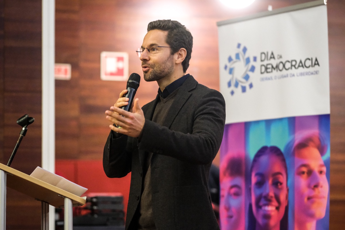 Orador apresenta uma ideia durante uma conversa sobre democracia
