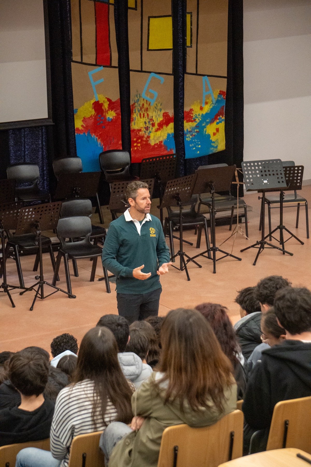 Orador conversa com um grupo de jovens numa sessão presencial